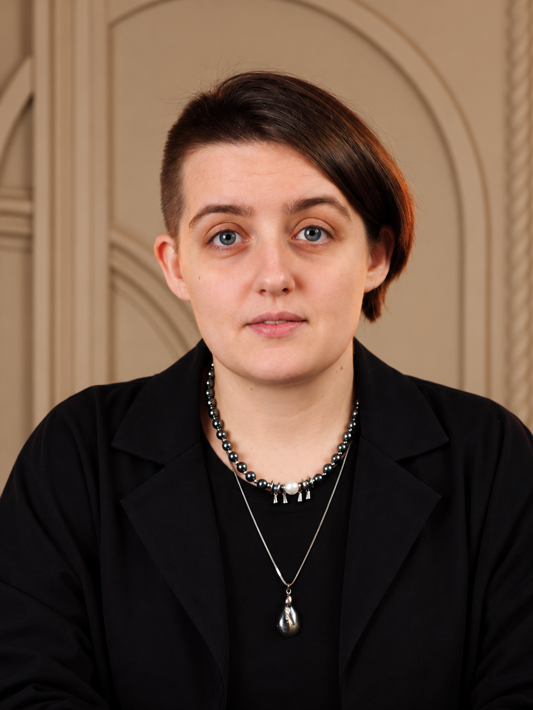 Специалист по рекламе за рабочей встречей